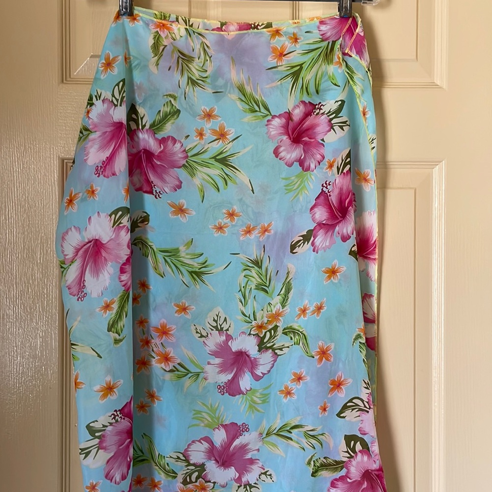 Tropical floral cover-up or par-eau!